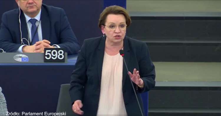 Anna Zalewska na forum PE broni reform Prawa i Sprawiedliwości. “Tysiące obywateli stanęło w obronie rządu”