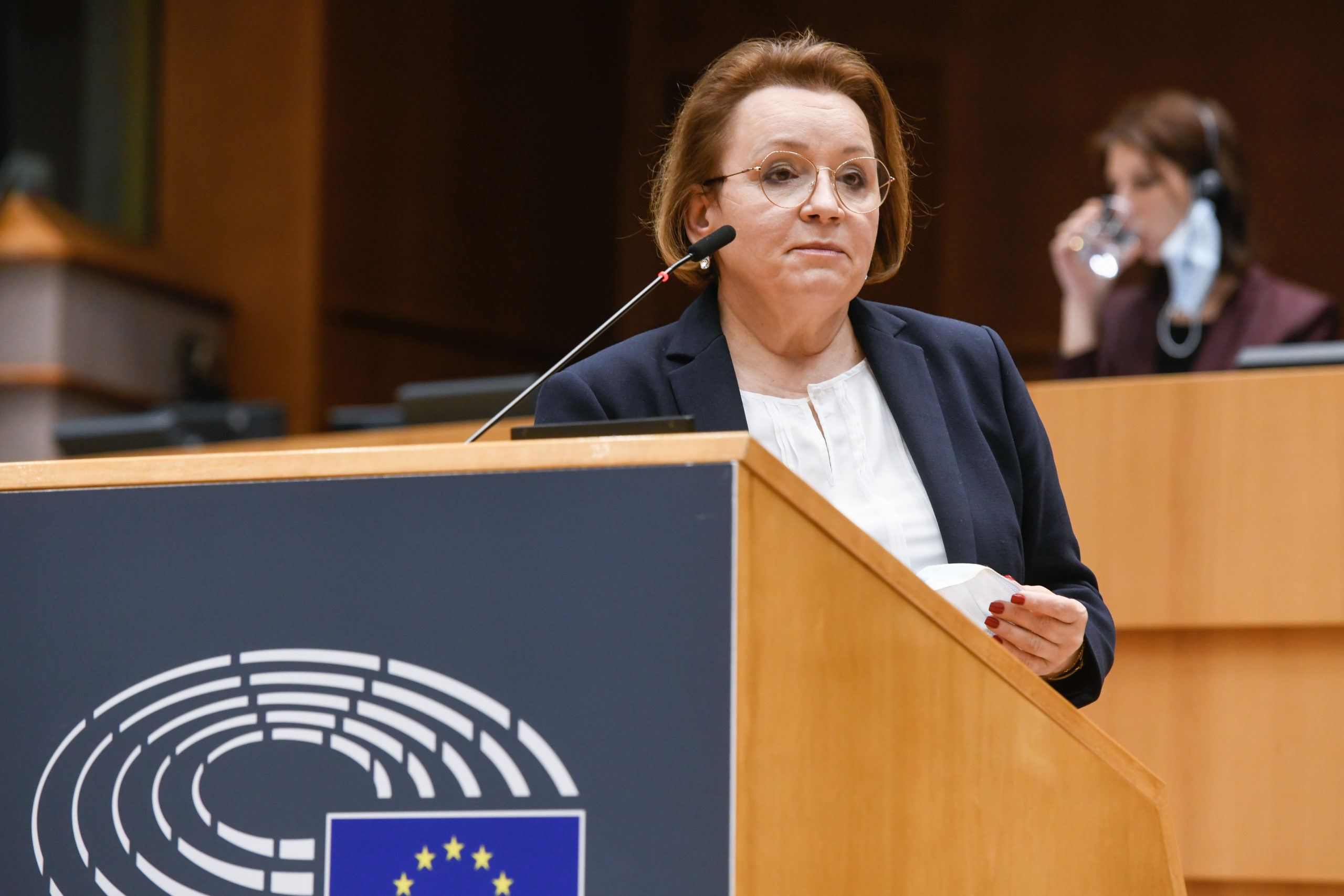 Anna Zalewska w dyskusji z Fransem Timmermansem